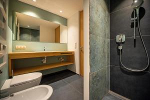 Greva Apartments 1 tesisinde bir banyo