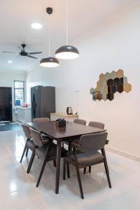 - une salle à manger avec une table et des chaises dans l'établissement HILMERA Guesthouse, à Kuantan