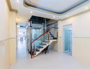 un couloir avec un escalier dans une maison dans l'établissement Home Away Homestay, City Center, D1, à Hô-Chi-Minh-Ville