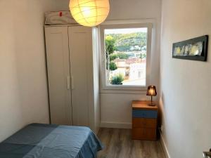 a bedroom with a bed and a window at Estartit Delta 4C in L'Estartit