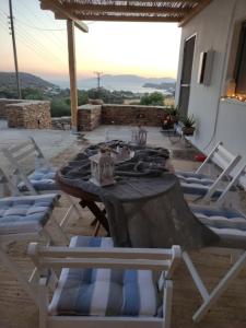 una mesa y sillas en un patio en Villa Elia Ios, en Ios Chora