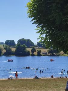 Fotografie z fotogalerie ubytování Chalet dans la Foret....Adorable 1 bedroom chalet surrounded by woodland v destinaci Pressignac