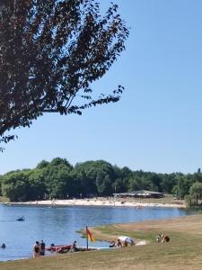 Fotografie z fotogalerie ubytování Chalet dans la Foret....Adorable 1 bedroom chalet surrounded by woodland v destinaci Pressignac