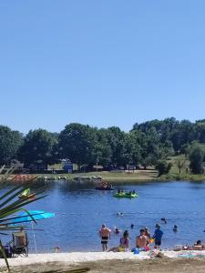 Fotografie z fotogalerie ubytování Chalet dans la Foret....Adorable 1 bedroom chalet surrounded by woodland v destinaci Pressignac
