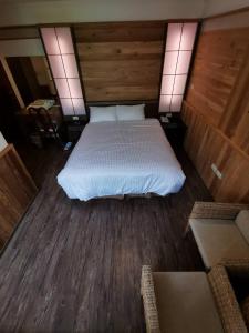 an overhead view of a bedroom with a bed at Dreamtown in Ren'ai