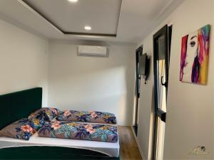 KotorišteにあるMotel Platani Kotor Varošの小さなベッドルーム(カラフルな掛け布団付きのベッド1台付) +27枚の写真