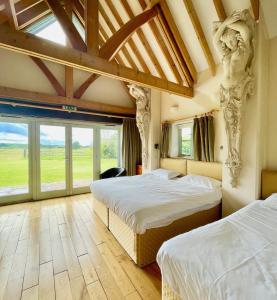 Un pat sau paturi într-o cameră la House on the Brooks Self catering Holiday let South Downs West Sussex Sleeps 14