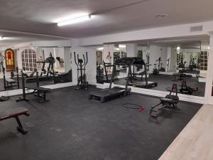 een fitnessruimte met verschillende loopbanden en machines in een kamer bij Apartamentos Las Americas - Blanes Beach in Blanes