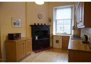 Dapur atau dapur kecil di ALTIDO Cosy flat near Scottish Gallery
