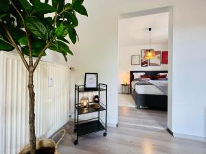 een slaapkamer met een bed en een boom in een kamer bij Ferienwohnung - ruhige Lage, Geräumig, mit Arbeits- und Parkplatz, Küche, Netflix, perfekt für Gruppen in Bad Staffelstein