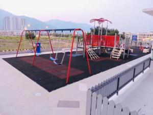 A área de jogos para crianças em Gerchang Homestay Casa Kayangan Meru 6 Pax