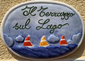a plate with a cake with sails on the ocean at Il terrazzo sul Lago in Varenna