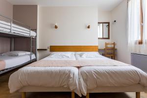 Tempat tidur dalam kamar di Hotel Alienor