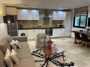 een woonkamer met een bank en een tafel bij PUERTO BANUS Apartamento LOLA in Marbella +16 foto's