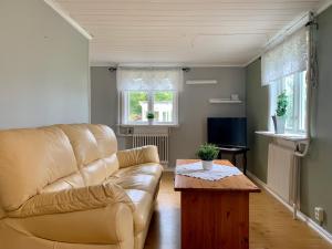 sala de estar con sofá y mesa de centro en Annas Stuga en Kode