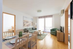 Posedenie v ubytovaní Super central, 2-bedroom apartment with terrace