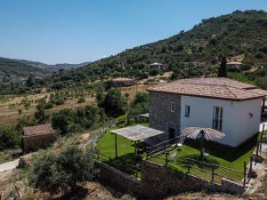 z góry widok na dom w górach w obiekcie Country House L'antica pietra w mieście Perdifumo