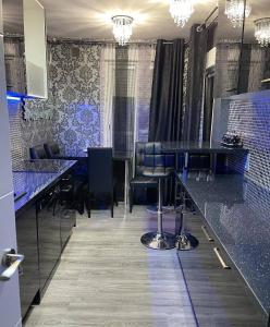 bar z krzesłami i stołami w pokoju w obiekcie LUXURY room en MADRID w Madrycie