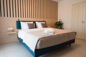 Tempat tidur dalam kamar di Townhouse17 Boutique Bed & Breakfast