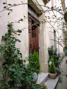 una entrada a un edificio con puerta de madera en Le Couvent du Vieux Port, en Marsella