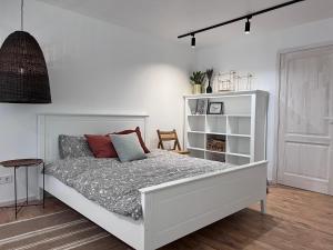 Кровать или кровати в номере Cozy beach house Jurmala III