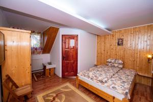 Postel nebo postele na pokoji v ubytování Pensiunea Flori de Camp + 62 fotografií