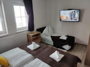 Televízia a/alebo spoločenská miestnosť v ubytovaní Apartmán Na zjazdovke, chata Borovica, Valča