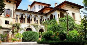 een groot huis met veel ramen bij La dimora dell'artista in Ponte Pattoli