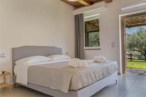 sypialnia z łóżkiem i dwoma ręcznikami na nim w obiekcie Country House L'antica pietra w mieście Perdifumo