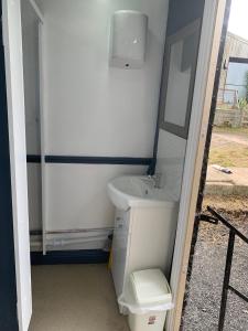 A bathroom at Bankfoot Farm Glamping 3