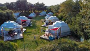 WesterwallDOMO CAMP Sylt - Glamping Camp的从空中俯瞰田野里一堆帐篷。