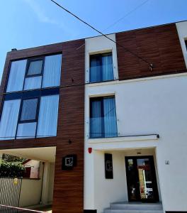 aartment building with a brown and white w obiekcie Hotel B4 w mieście Oradea