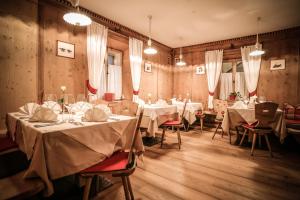 Reštaurácia alebo iné gastronomické zariadenie v ubytovaní Hotel Gasthof Höllriegl