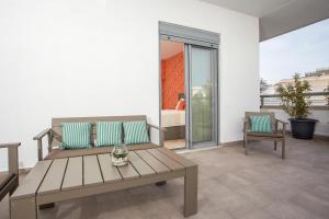 een kamer met een bank en een tafel en stoelen bij Oleana City Center in Rhodos-stad