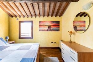 - une chambre avec un lit, une fenêtre et un miroir dans l'établissement Residence dei Frutti pieno centro - Il Cedro, à Padoue