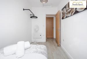 Letto o letti in una camera di Modern Escape in 1 or 2BR Apartments with Parking