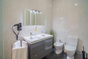 Ванная комната в Feel Porto Historical Apartments