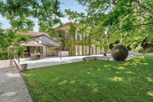 A garden outside Bastide de Gueissard