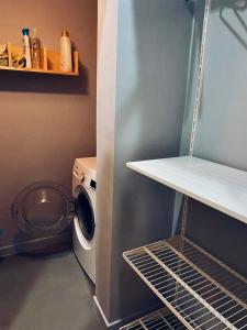 pralnia z pralką i półką w obiekcie Modern city center apartment w mieście Benewent