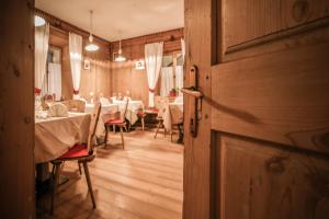 Reštaurácia alebo iné gastronomické zariadenie v ubytovaní Hotel Gasthof Höllriegl