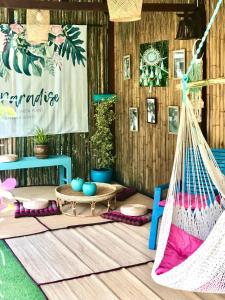 Cette chambre dispose d'un hamac et d'une table. dans l'établissement Carpe Diem Residence, à Thongsala