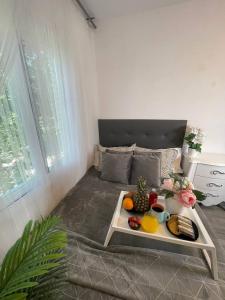 Pokój ze stołem i owocami w obiekcie LUXURY room en MADRID w Madrycie