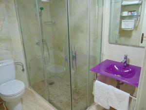 y baño con ducha, lavabo y aseo. en Hotel Aro'S en Casas Ibáñez