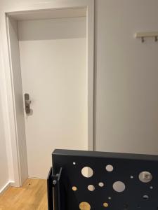 een kamer met een deur en een zwart-gouden deur bij BeeHome Euskirchen in Euskirchen