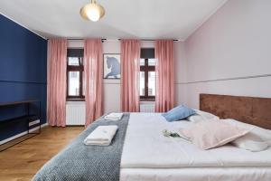 En eller flere senge i et værelse på Heart of Wroclaw Uniwersytecka by Renters