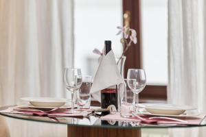 a table with glasses and a bottle of wine at Heart of Wroclaw Uniwersytecka by Renters in Wrocław