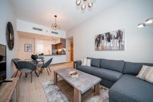 uma sala de estar com um sofá e uma mesa em HiGuests - Gorgeous Apartment Close to JBR Beach em Dubai