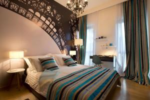 - une chambre avec un grand lit et une tête de lit voûtée dans l'établissement Rooms Indigo Bundek, à Zagreb