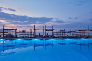 Bazén v ubytovaní La Mer Resort Spa Crete alebo v jeho blízkosti