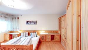 Sala de estar con 2 camas y mesa en Ferienhaus Monz, en Pfunds